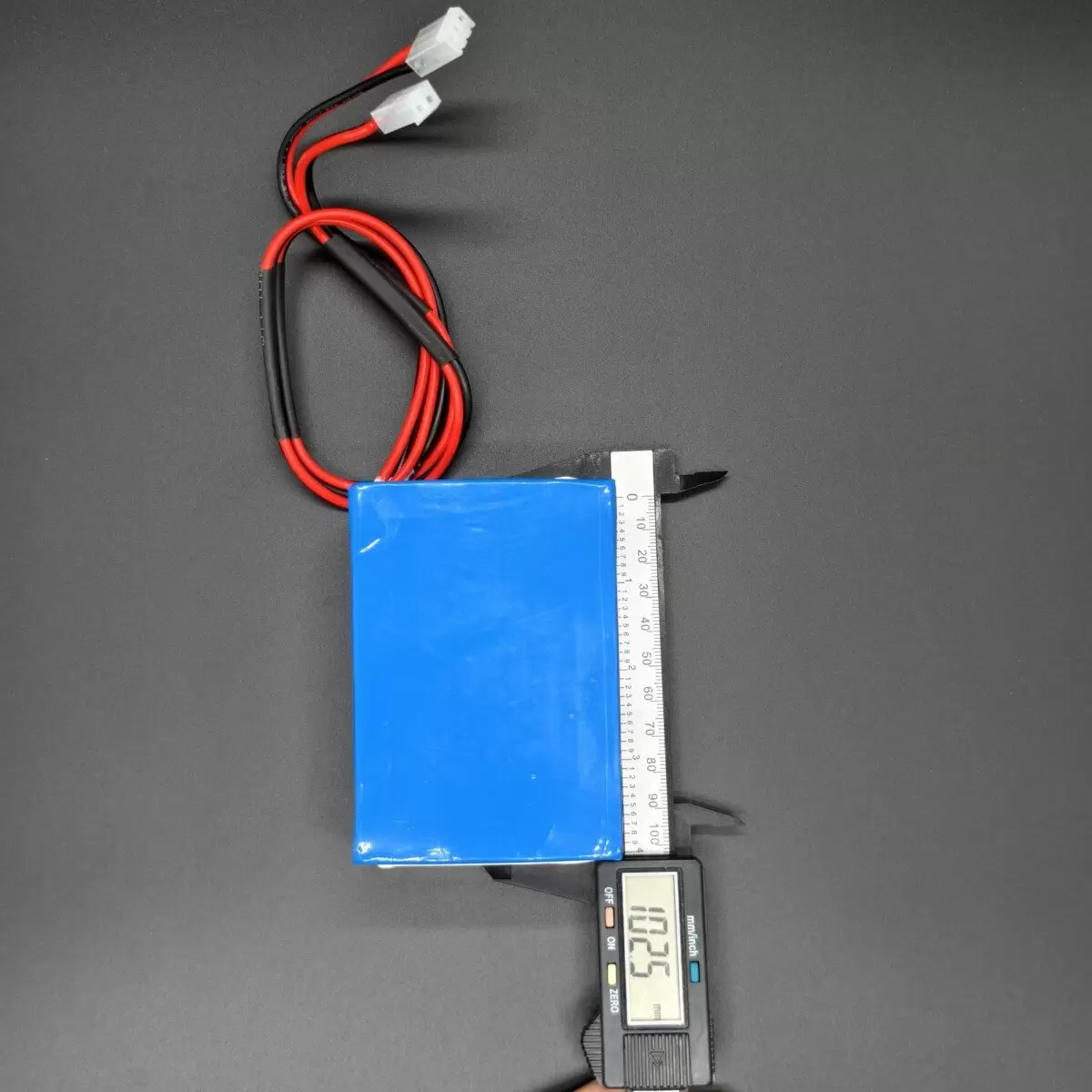 แบตเตอรี่ LiFePO4 12.8V 6Ah 76.8Wh - LiFePO4 Power Pack สำหรับอุปกรณ์อิเล็กทรอนิกส์พกพาและระบบกักเก็บพลังงานแสงอาทิตย์