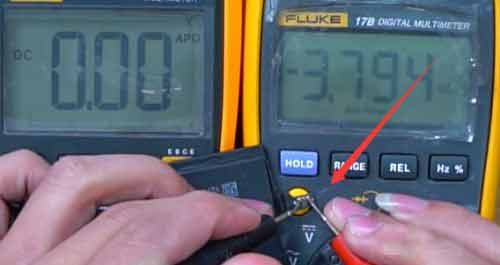 How to Use a Multimeter to Test Mobile Phone Battery Voltage Connect Probes to Battery Terminals - How to Use a Multimeter to Test Mobile Phone Battery Voltage