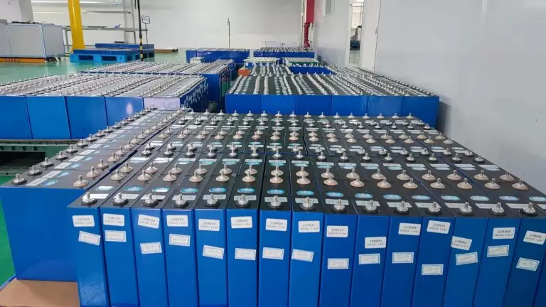 LiFePO4 Pil Bakım Kılavuzu: Özel Uygulamalarda Performansı ve Ömrü Maksimize Etme Solar 768x432'de LiFePO4 - LiFePO4 Pil Bakım Kılavuzu: Özel Uygulamalarda Performansı ve Ömrü Maksimize Etme